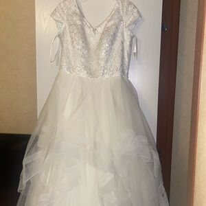 Christina Wu Ivory Lace Women’s Wedding Dress